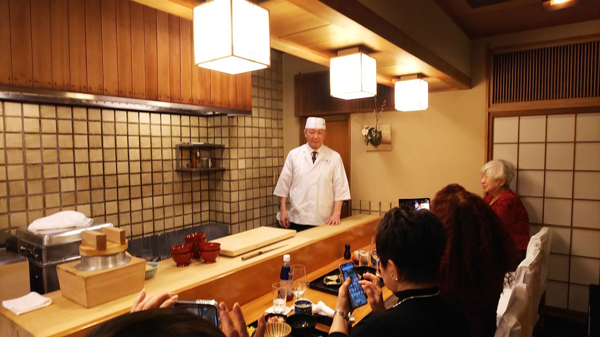 料理長との会話を楽しむ様子