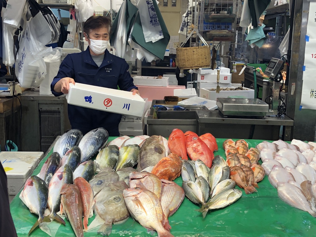 近江町市場内の鮮魚店
