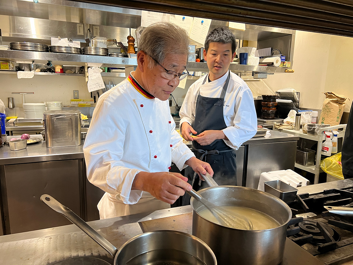 野田浩資シェフの調理の様子